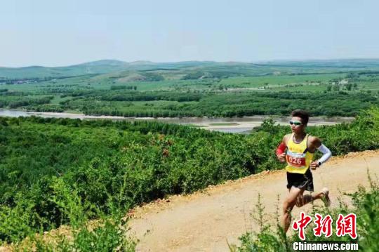 赛道全长42.195公里,沿途风景优美 周坤 摄
